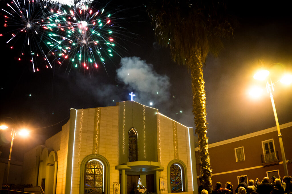La chiesa di Masainas illuminata durante i fuochi d'artificio