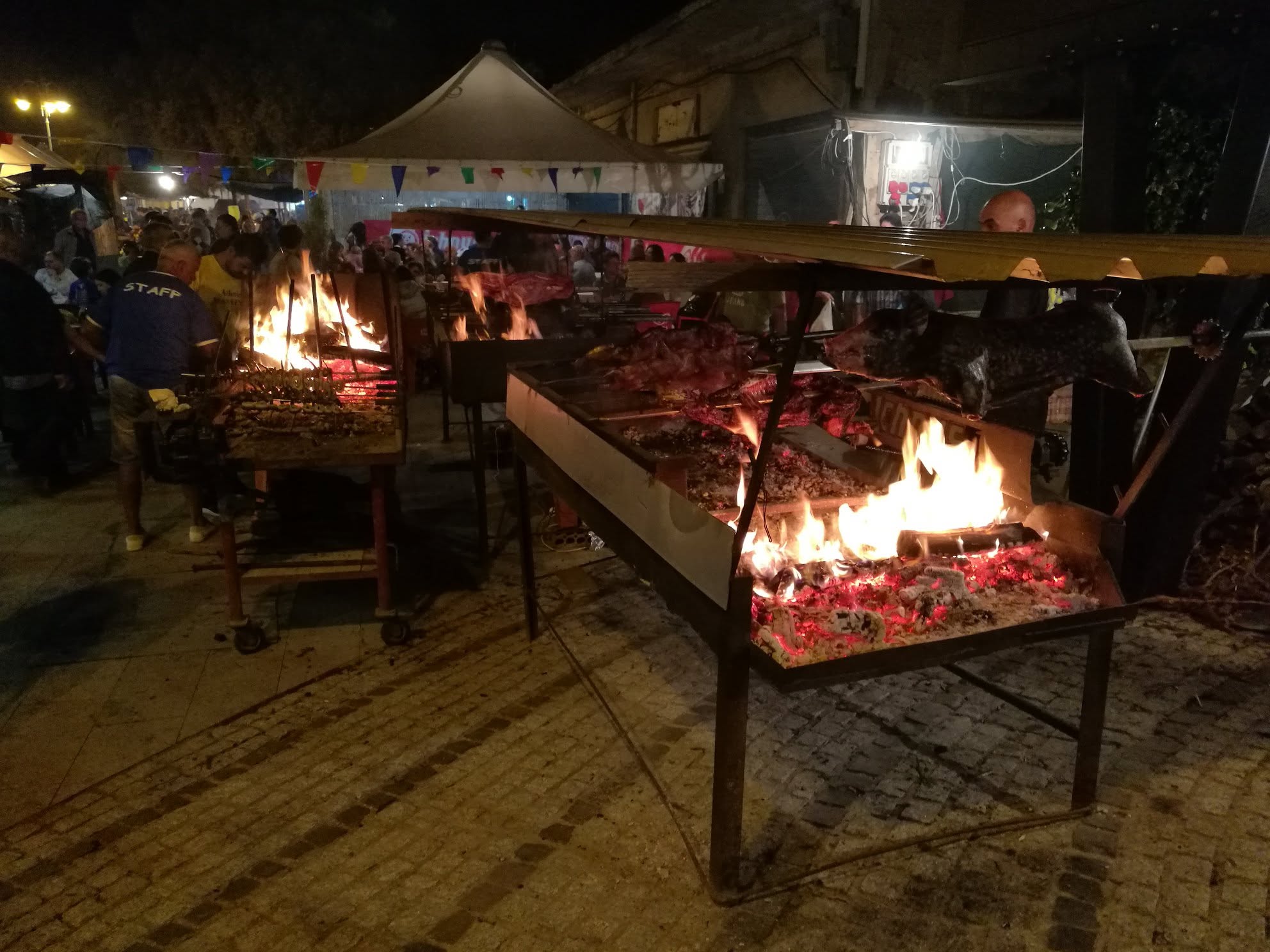 Arrosti preparati sul fuoco durante le tradizionali Is Paradas