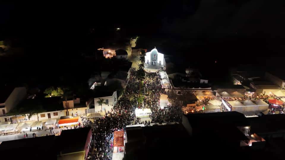 Veduta notturna dall'alto della Festa della Madonna della Salute a Masainas