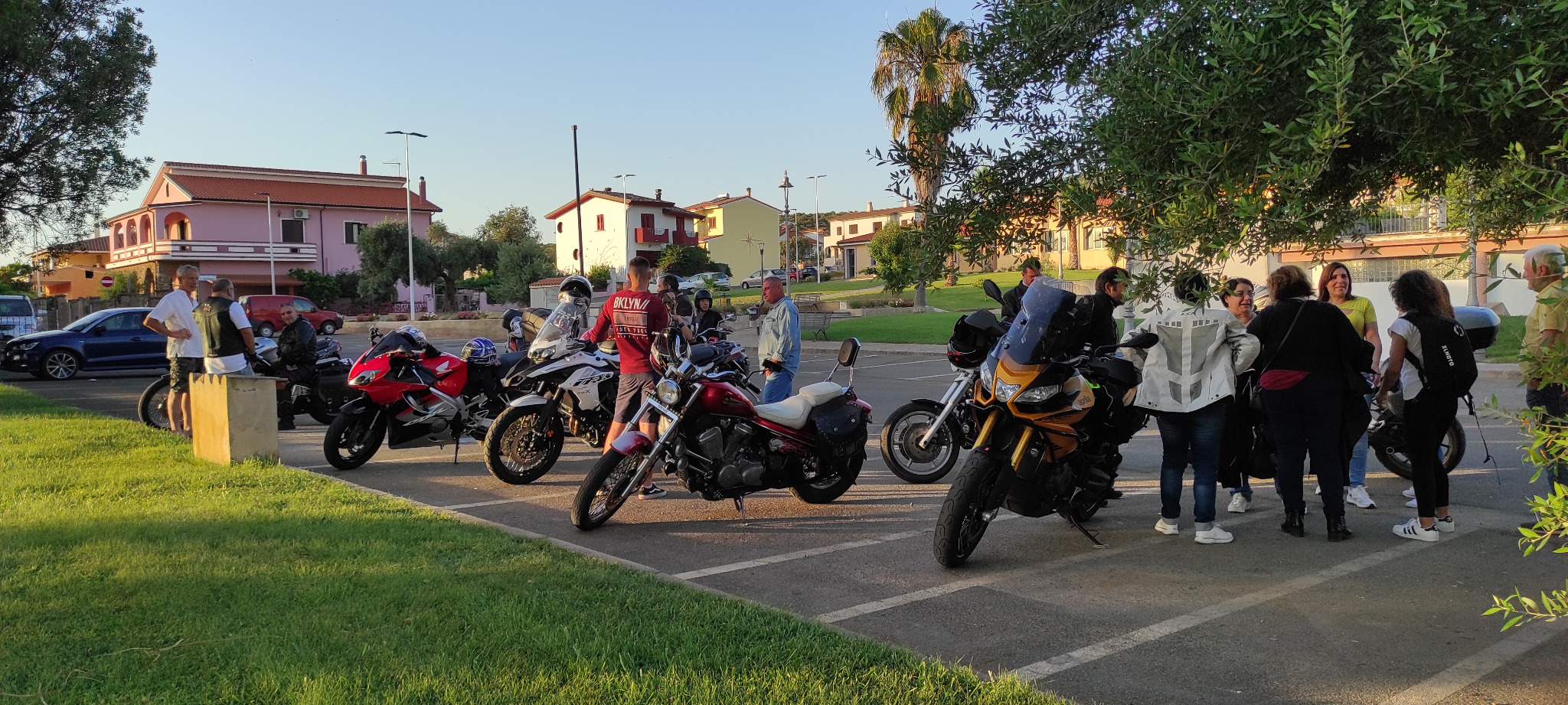 Soci e amici del Motoclub riuniti con le loro moto in piazza a Masainas